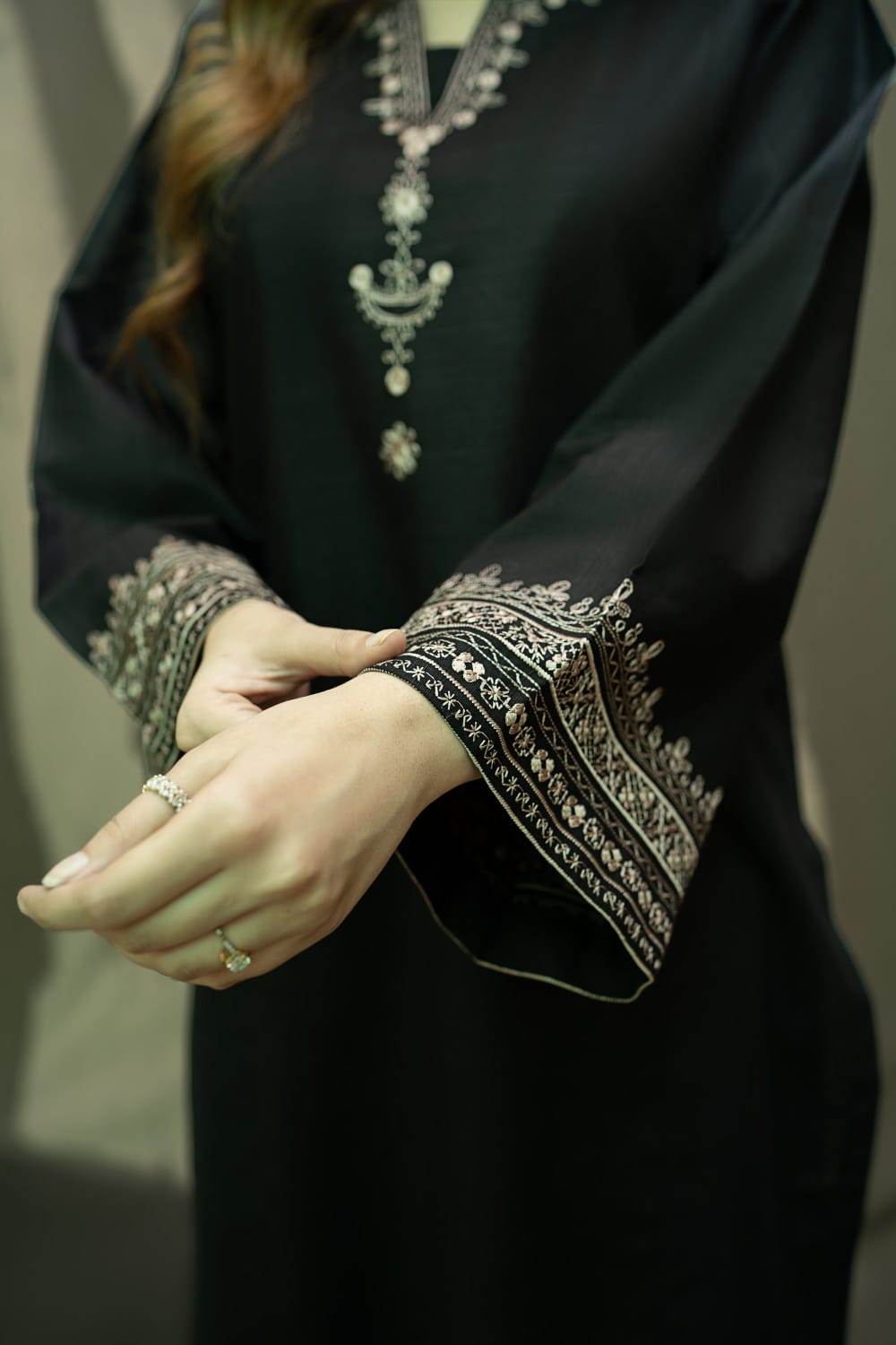 BLACK IRIS 2PC EMB.