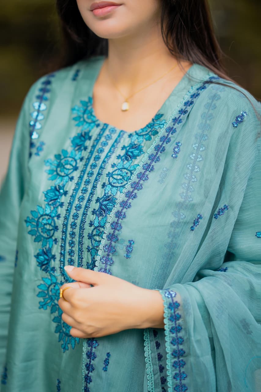 Zeenat  Lawn 3pc Embridery