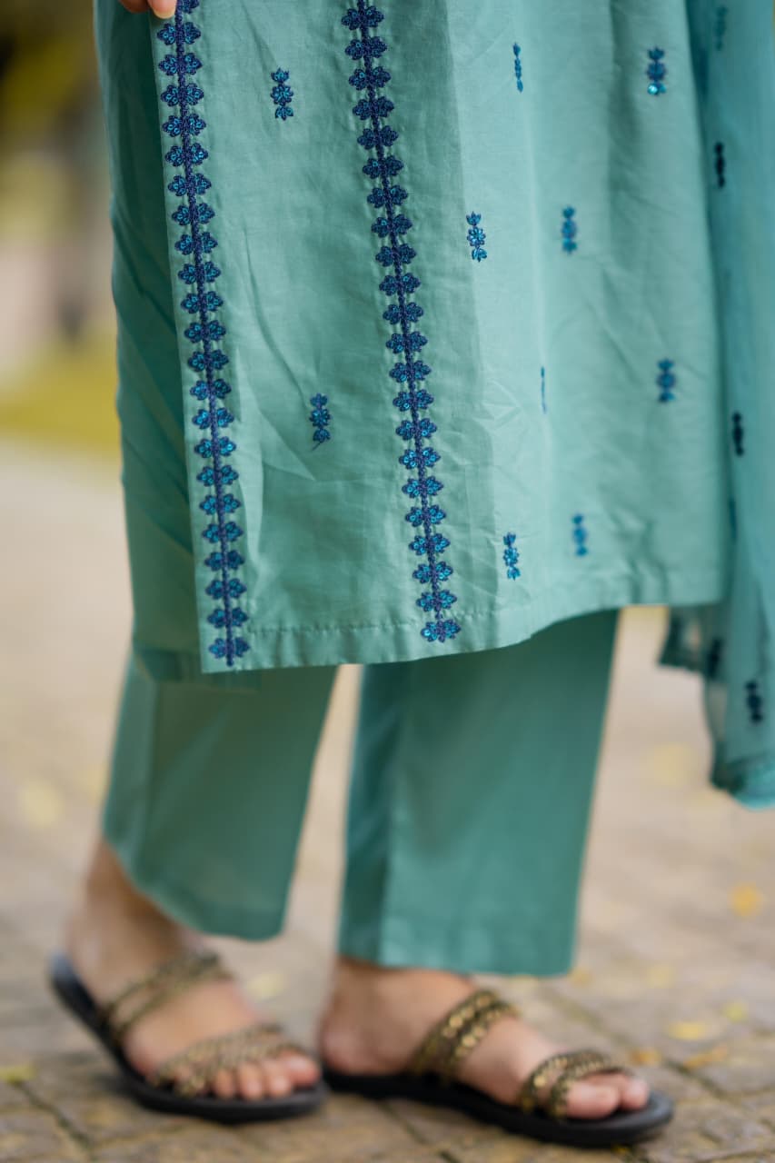 Zeenat  Lawn 3pc Embridery